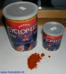 Here you see Cyclop-eeze in the two sizes available in Denmark, along with some of the powder.