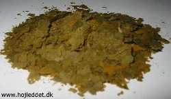 Flake food with added *Spirulina* (Arthrospira).