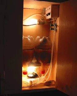 Hovedingrediensen er stadig Colaflasken, men der skal blandt andet også købes træ, hængsler, håndtag, fatninger og afbrydere.