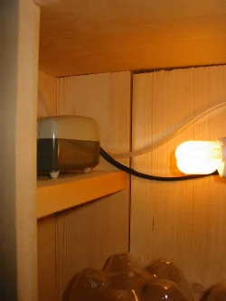 Her ses luftpumpen der er indbygget og styres af et afbryderpanel i skabet.