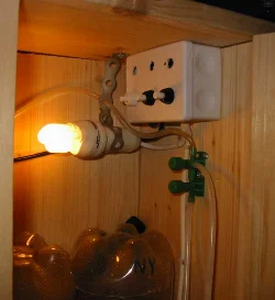 Og her er afbryderpanelet, samt den øverste fatning med 4W sparepære. Tanken er at man slukker den øverste pære og tænder den nederste når man skal høste.