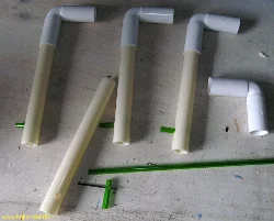 Ud af elektrikkerrør og tilhørende vinkler laves 1-4 lufthæverter og der bores huller til lufttilslutning 2-3cm fra bunden.
