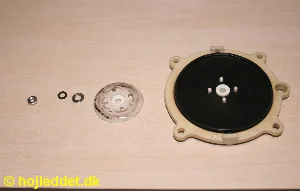 Den første plade føres gennem membranen.